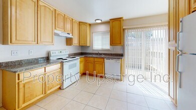 1013 Echo Rd in Redding, CA - Foto de edificio - Building Photo