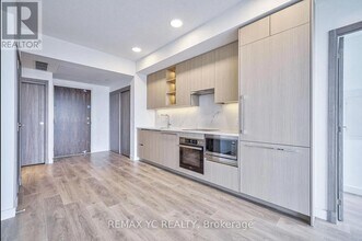 27 McMahon Dr in Toronto, ON - Building Photo - Building Photo