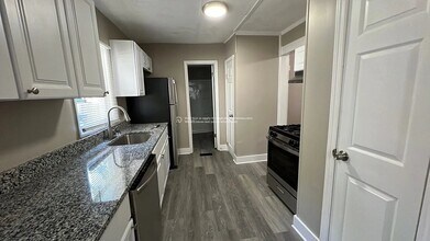 910 Watt St in Jeffersonville, IN - Foto de edificio - Building Photo