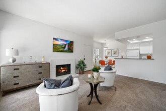 Wimbledon Glen in Costa Mesa, CA - Building Photo - Building Photo