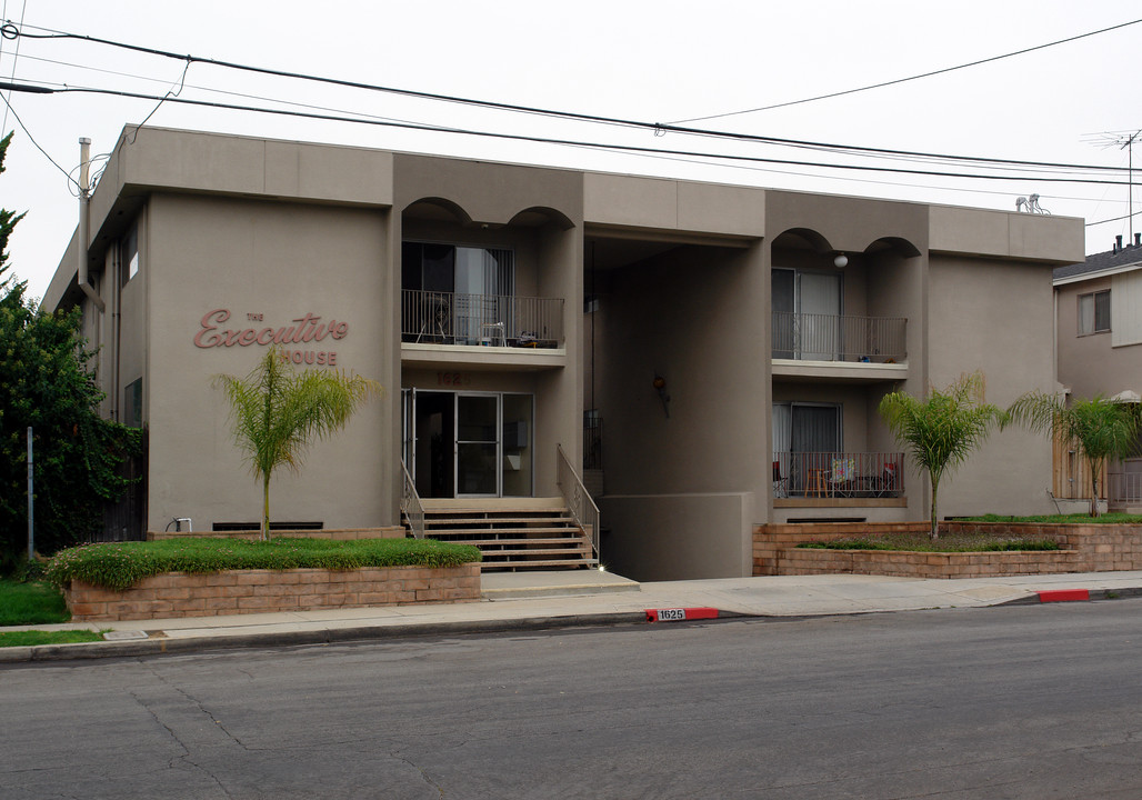 The Executive House in El Segundo, CA - Building Photo