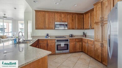 9265 W Russell Rd in Las Vegas, NV - Building Photo - Building Photo