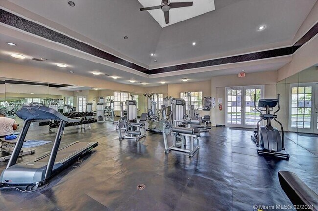 2831 N Oakland Forest Dr, Unit 108 in Oakland Park, FL - Foto de edificio - Building Photo