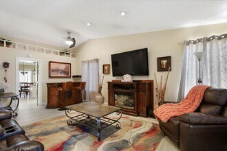 1377 Elwood St in Woodland, CA - Building Photo - Building Photo