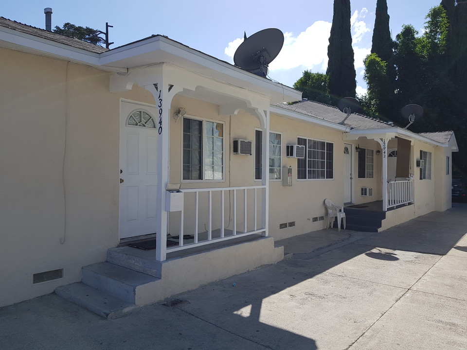 13940-13942-13942 1/2 Vanowen St in Van Nuys, CA - Building Photo