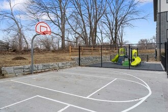 Coral North Apartments in Coralville, IA - Foto de edificio - Building Photo