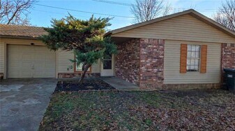 2305 Pin Oak Dr in Springdale, AR - Building Photo