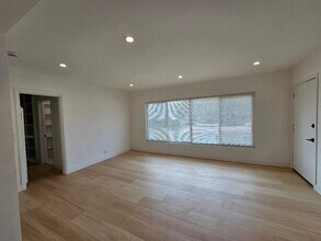 7102 S La Cienega Blvd, Unit 4 in Inglewood, CA - Foto de edificio - Building Photo