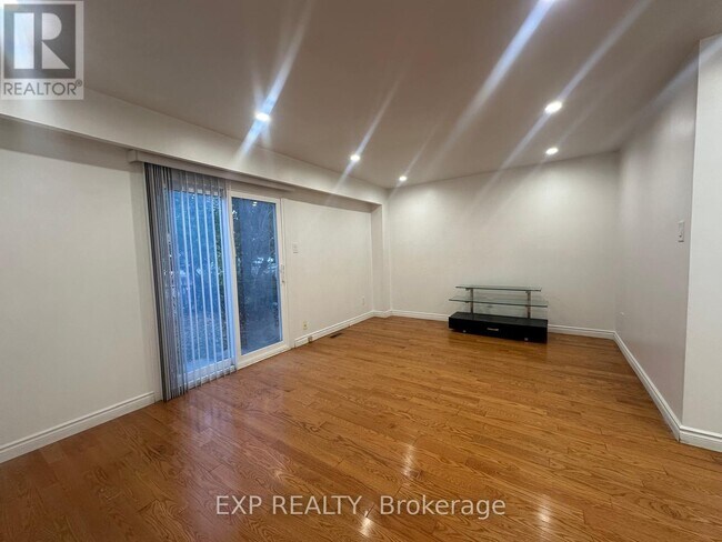 102 Rakewood Crescent in Toronto, ON - Building Photo - Building Photo