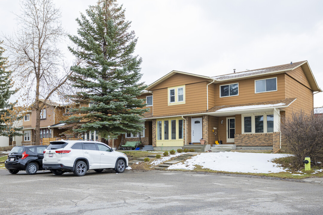 111 Midbend Pl SE in Calgary, AB - Building Photo