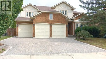 52 Chiltern Hill in Richmond Hill, ON - Building Photo