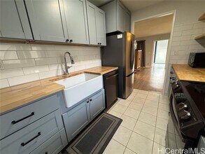 410 Haleloa Pl in Honolulu, HI - Building Photo - Building Photo
