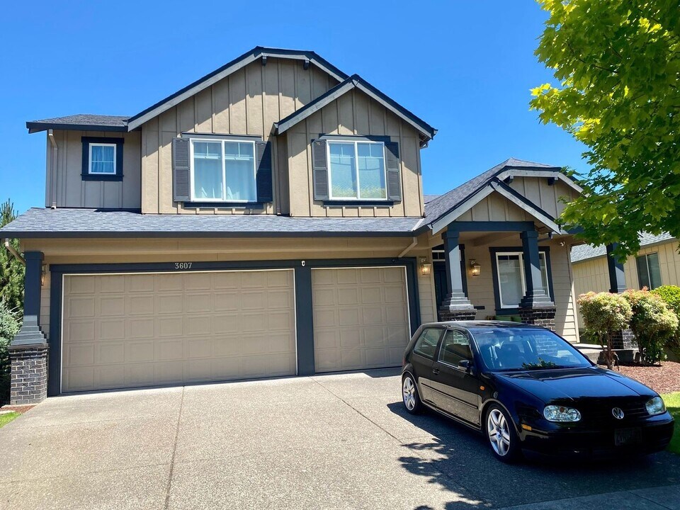 3607 Hoodview Dr in Forest Grove, OR - Building Photo