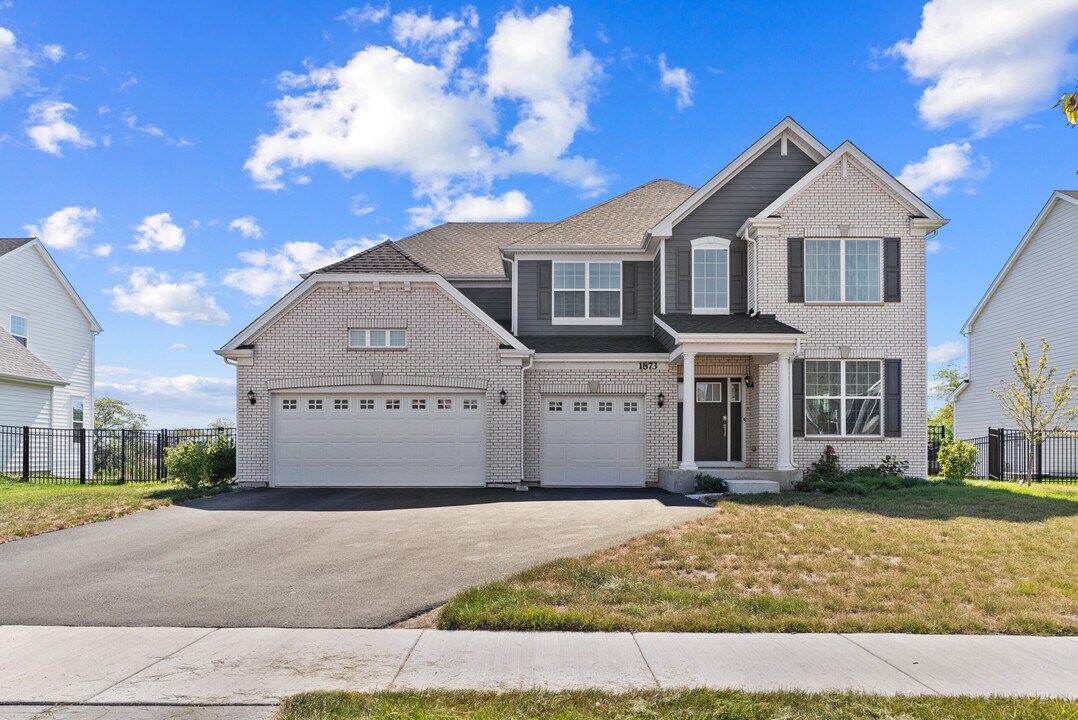 1873 Chandolin Ln in Elgin, IL - Building Photo