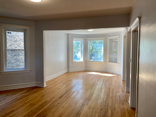 2058 W Hutchinson St, Unit 1 in Chicago, IL - Building Photo - Building Photo