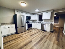 981 Yale Ave, Unit 1 in Mansfield, OH - Building Photo