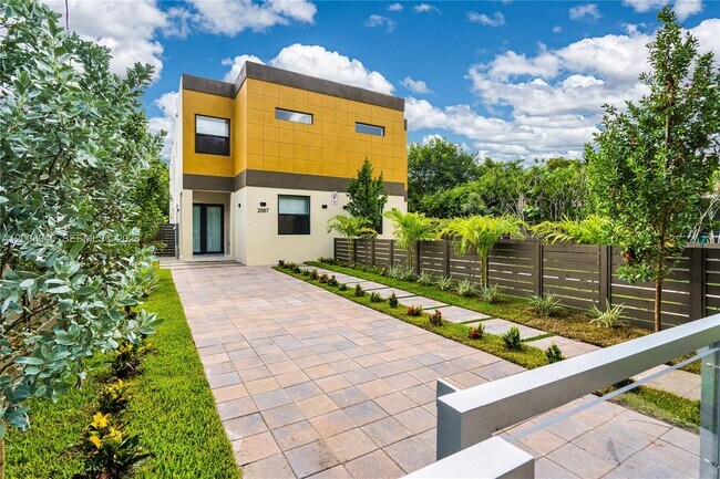 2887 SW 33rd Ave in Miami, FL - Building Photo - Building Photo