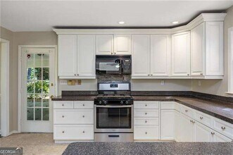 535 Valley Ln NE in Sandy Springs, GA - Building Photo - Building Photo