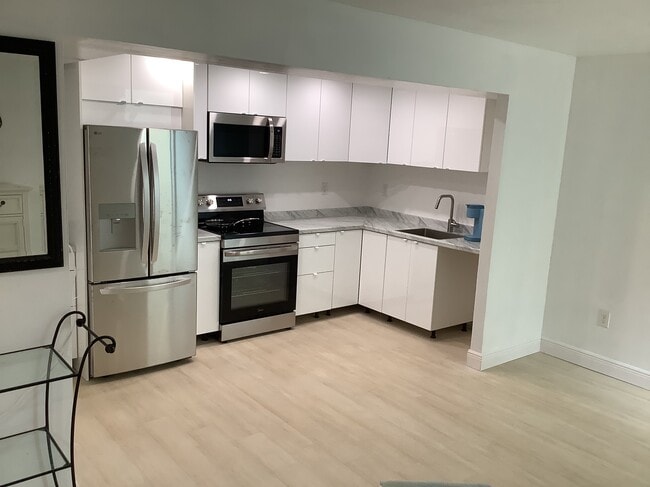20301 NE 30th Ave, Unit Villa Dorada in Aventura, FL - Building Photo - Building Photo