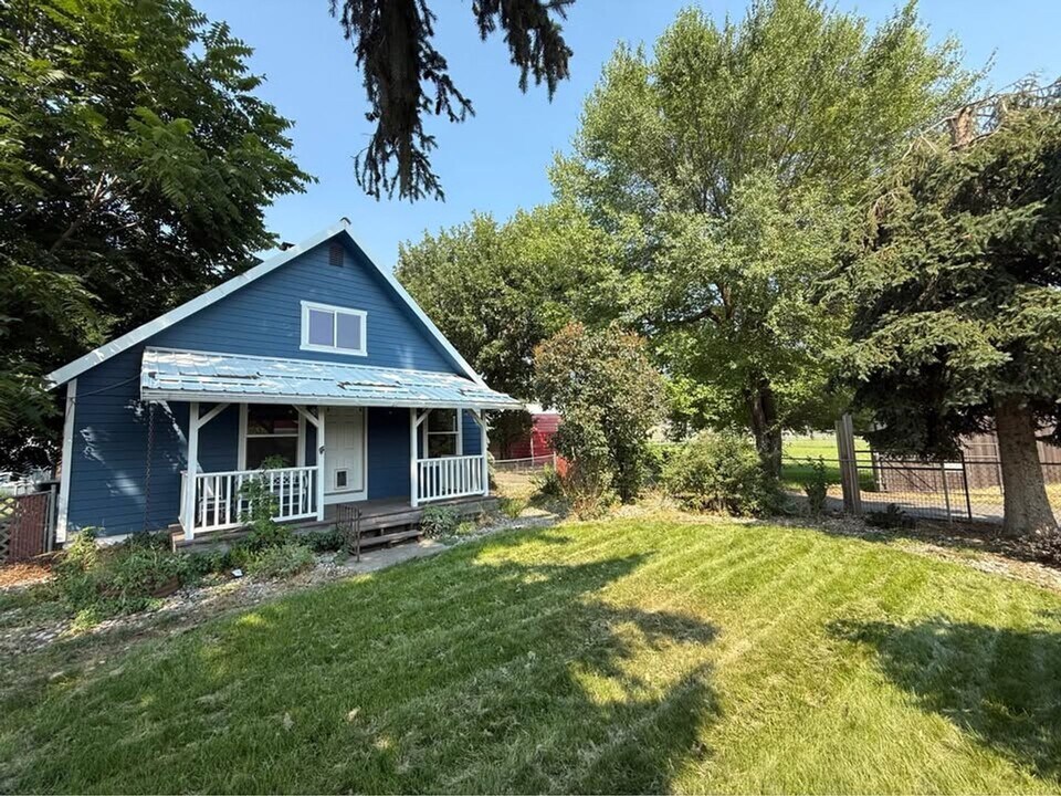 1231 E Dalton Ave in Dalton Gardens, ID - Building Photo
