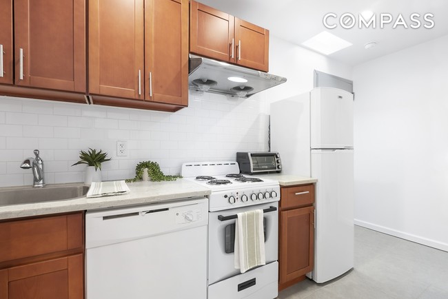 13 Christopher St-Unit -3-FS in New York, NY - Building Photo - Building Photo