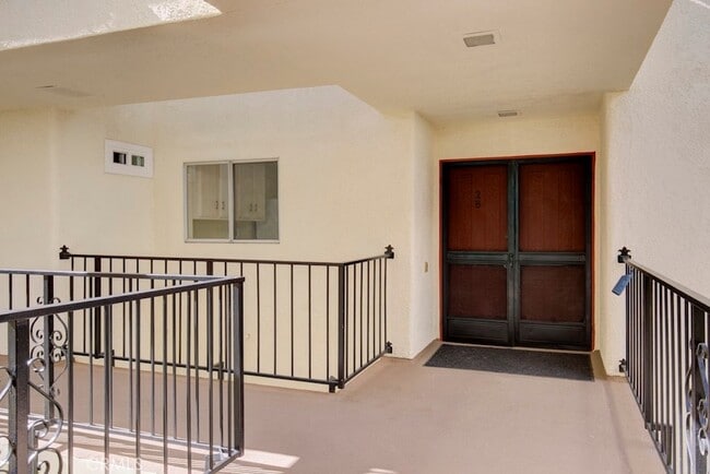 2355 Via Mariposa E, Unit 2B in Laguna Woods, CA - Building Photo - Building Photo