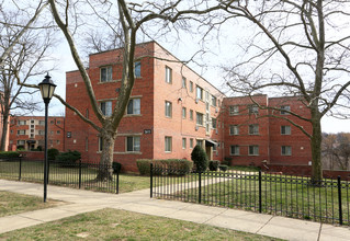 South Pointe Apartments in Temple Hills, MD - Foto de edificio - Building Photo