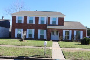 458 Woodrail Dr in Webster, TX - Building Photo