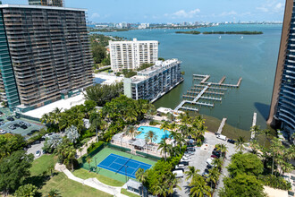 Palm Bay Club in Miami, FL - Foto de edificio - Building Photo