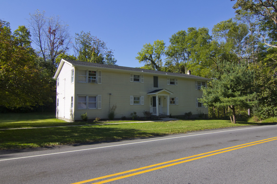 4 Donlo Dr in Fishkill, NY - Building Photo