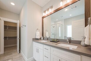 2051 Sherwood Forest St in Houston, TX - Building Photo