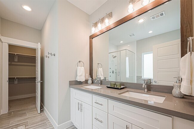 2051 Sherwood Forest St