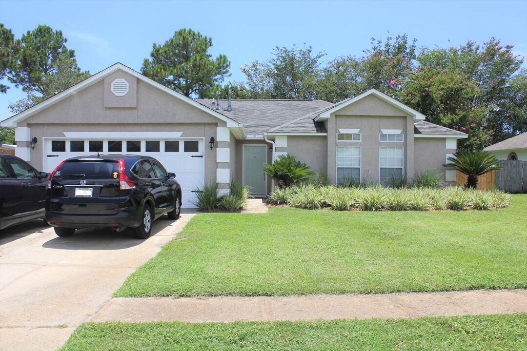 9853 Creet Cir in Navarre, FL - Building Photo