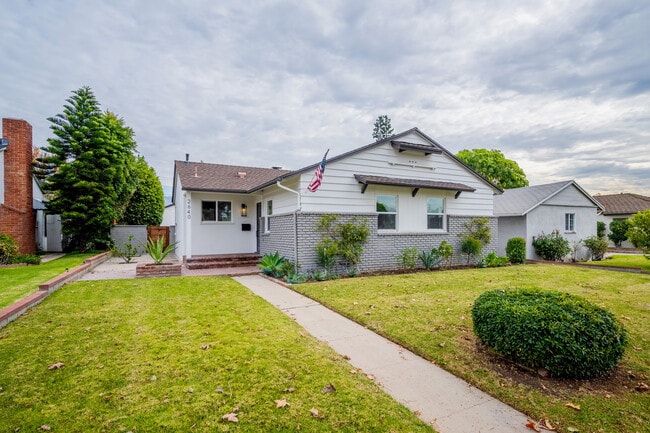 property at 2640 N Buena Vista St