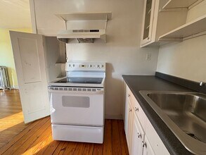 10 High St in Deep River, CT - Building Photo - Building Photo