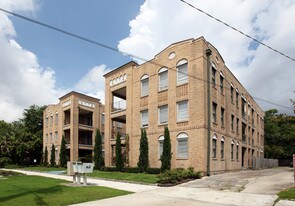 2829-2833 Herschel St Apartments