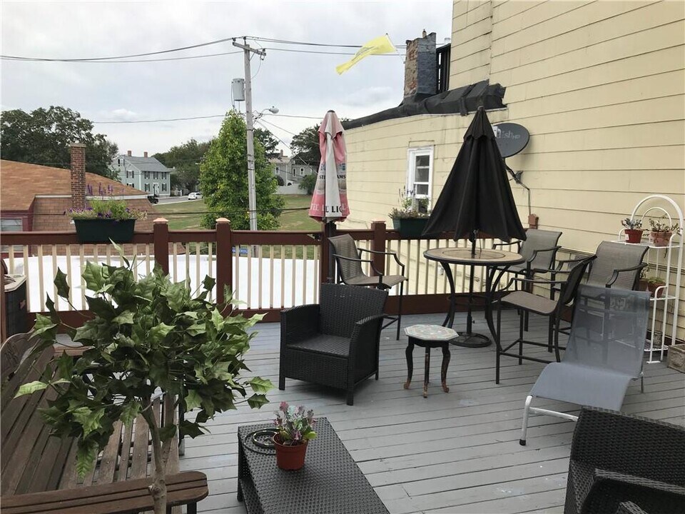 28 Broadway in Newport, RI - Building Photo
