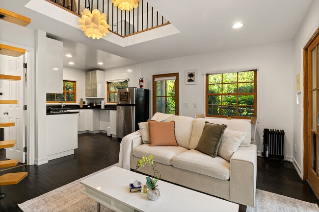 21487 Encina Rd in Topanga, CA - Foto de edificio - Building Photo