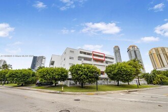 18001 N Bay Rd in Sunny Isles Beach, FL - Building Photo - Building Photo