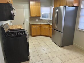2021 Ocean Park Pl N in Santa Monica, CA - Building Photo - Building Photo
