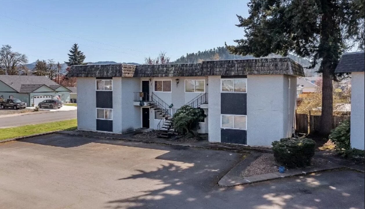 101 10th in Creswell, OR - Building Photo