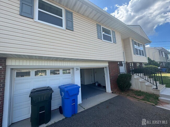 28 Sunset Dr in Woodbridge Township, NJ - Building Photo - Building Photo