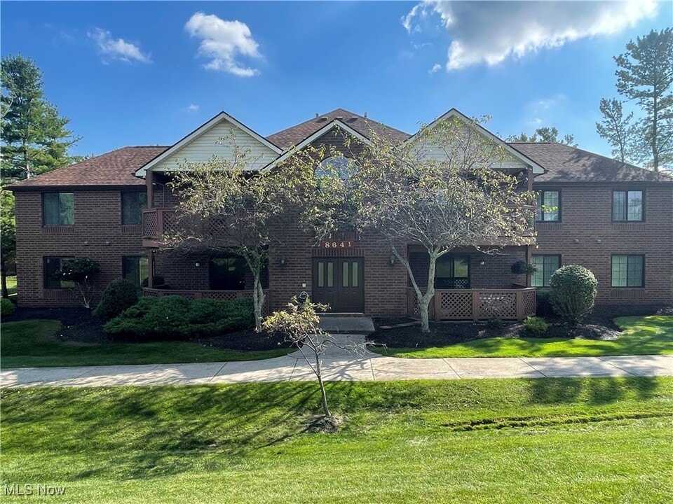 8591 Scenicview Dr in Broadview Heights, OH - Building Photo