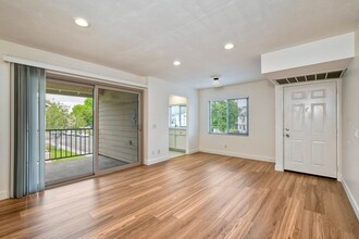 10910 Summerdale Way, Unit Summerdale Way #340 in San Diego, CA - Building Photo - Building Photo