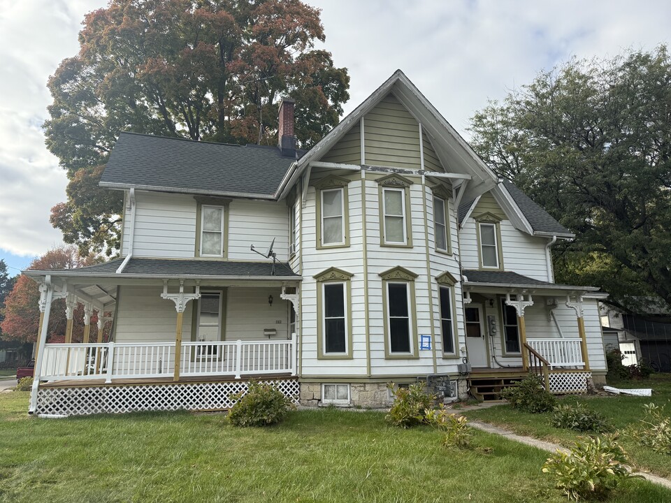 502 W South St in Oconomowoc, WI - Foto de edificio