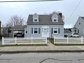 94 Eustis Ave in Newport, RI - Building Photo