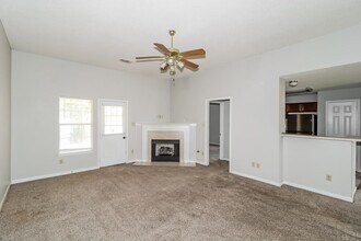 1136 Breezy Valley Dr in Cordova, TN - Foto de edificio - Building Photo