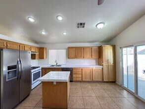 5520 Oakwood Ridge St in Las Vegas, NV - Building Photo - Building Photo