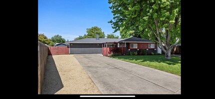 746 Hemlock Ct in Central Point, OR - Building Photo - Building Photo