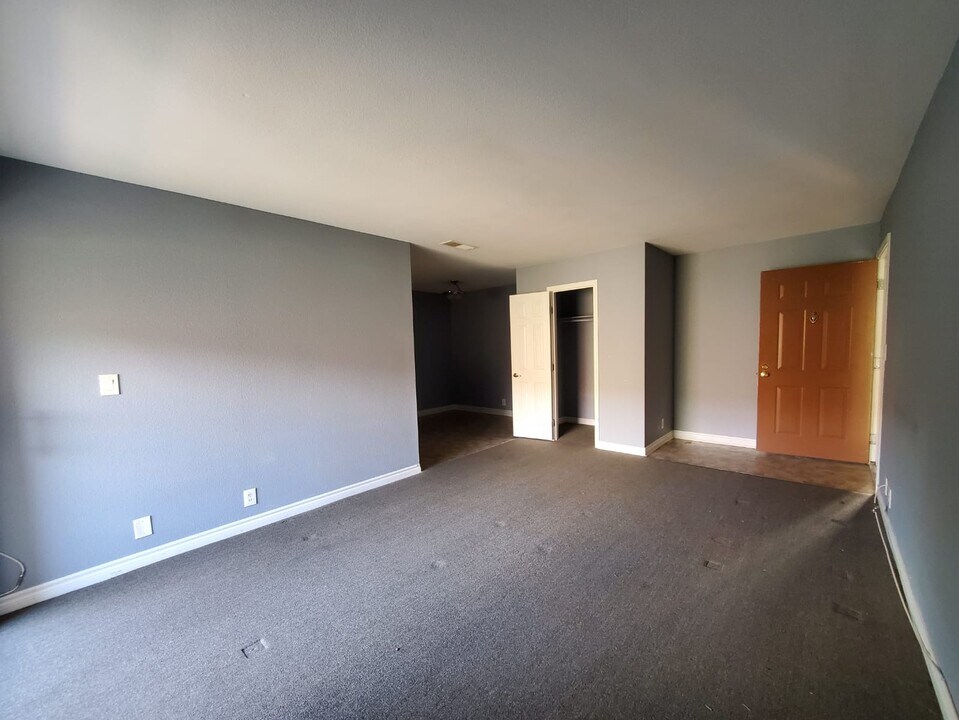 5060 Indian River Dr in Las Vegas, NV - Building Photo